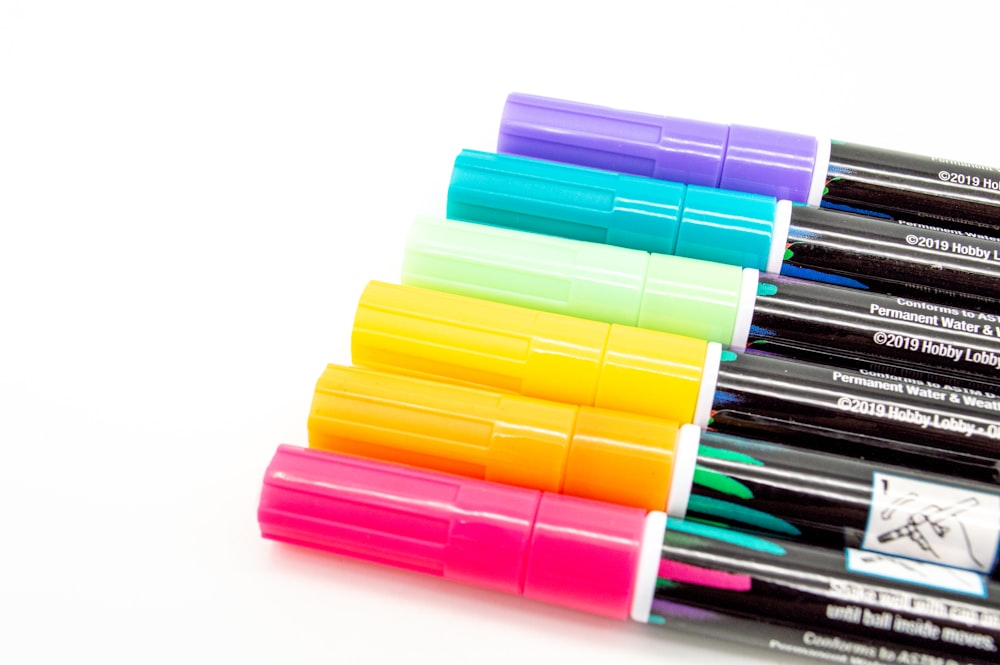 lote de bolígrafos multicolores sobre fondo blanco