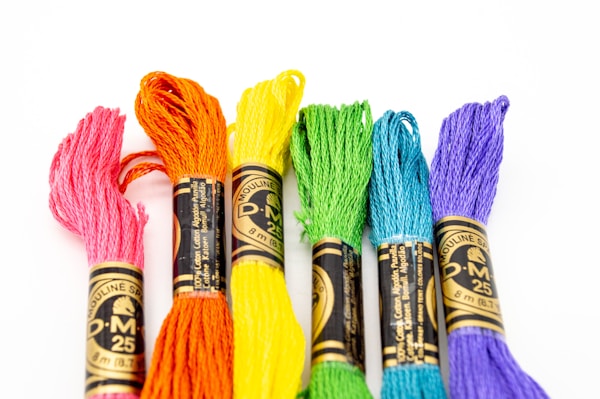 Espaço criativo com materiais de artesanato