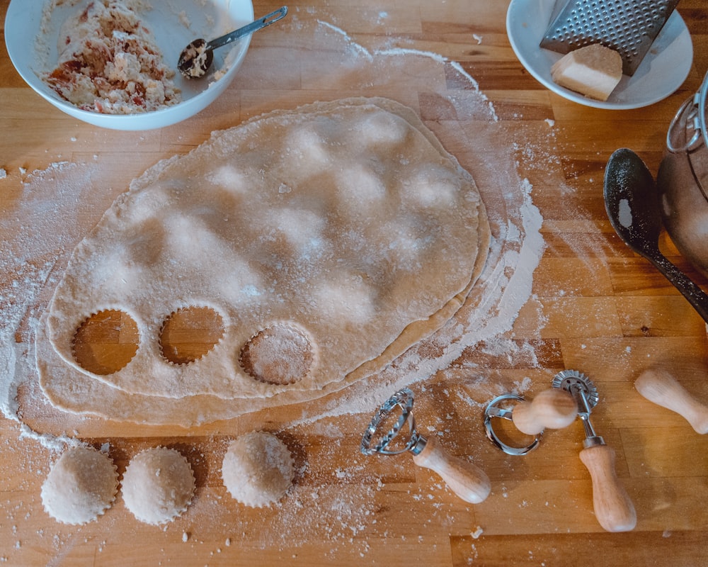 bolo marrom e branco na mesa de madeira marrom