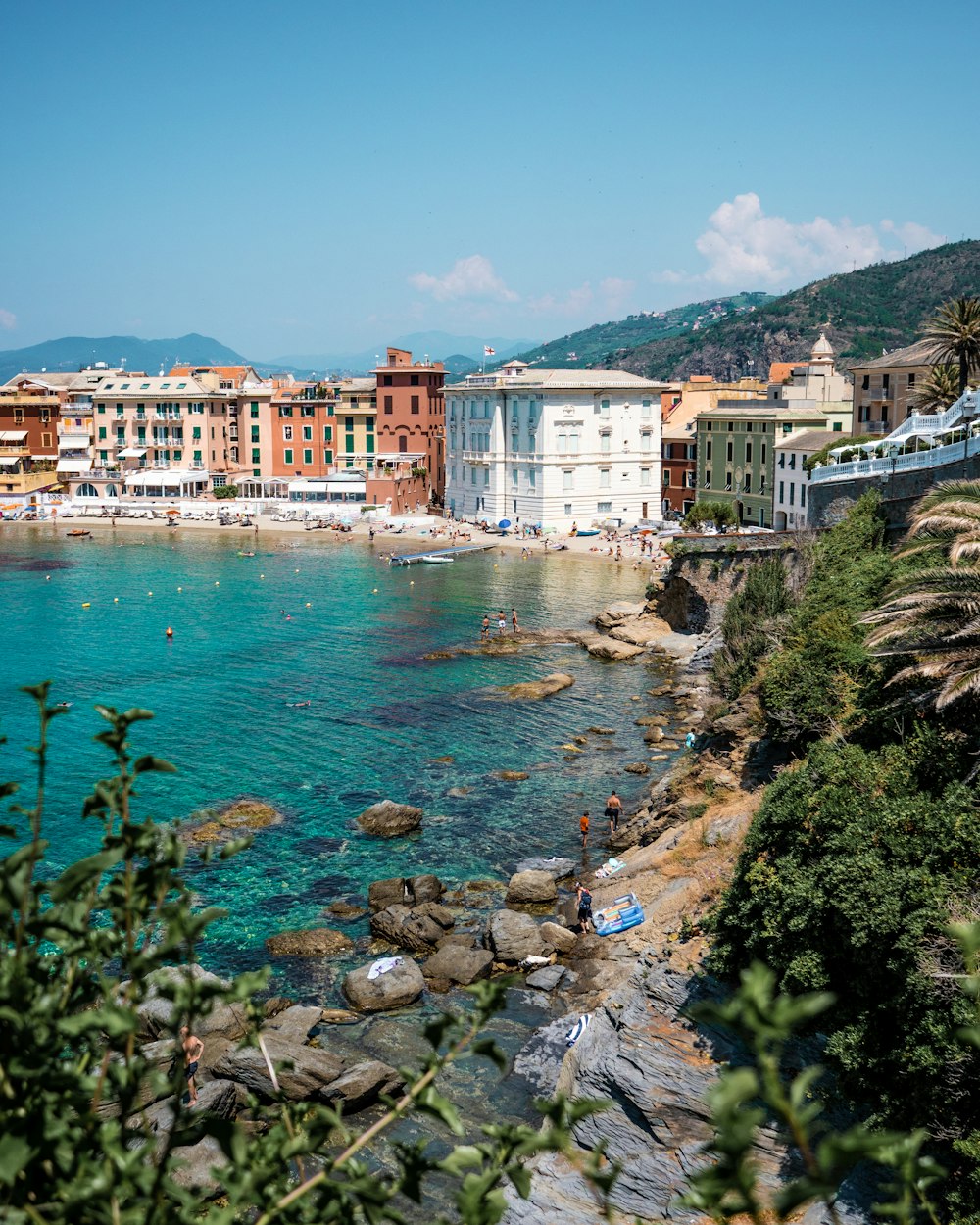 edificio in cemento bianco e marrone vicino allo specchio d'acqua durante il giorno