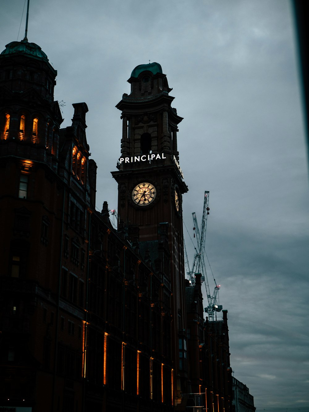 Edificio de hormigón marrón con torre del reloj