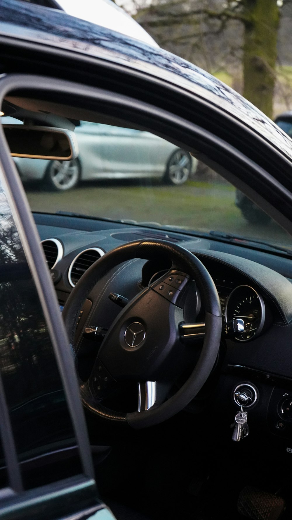 black mercedes benz steering wheel