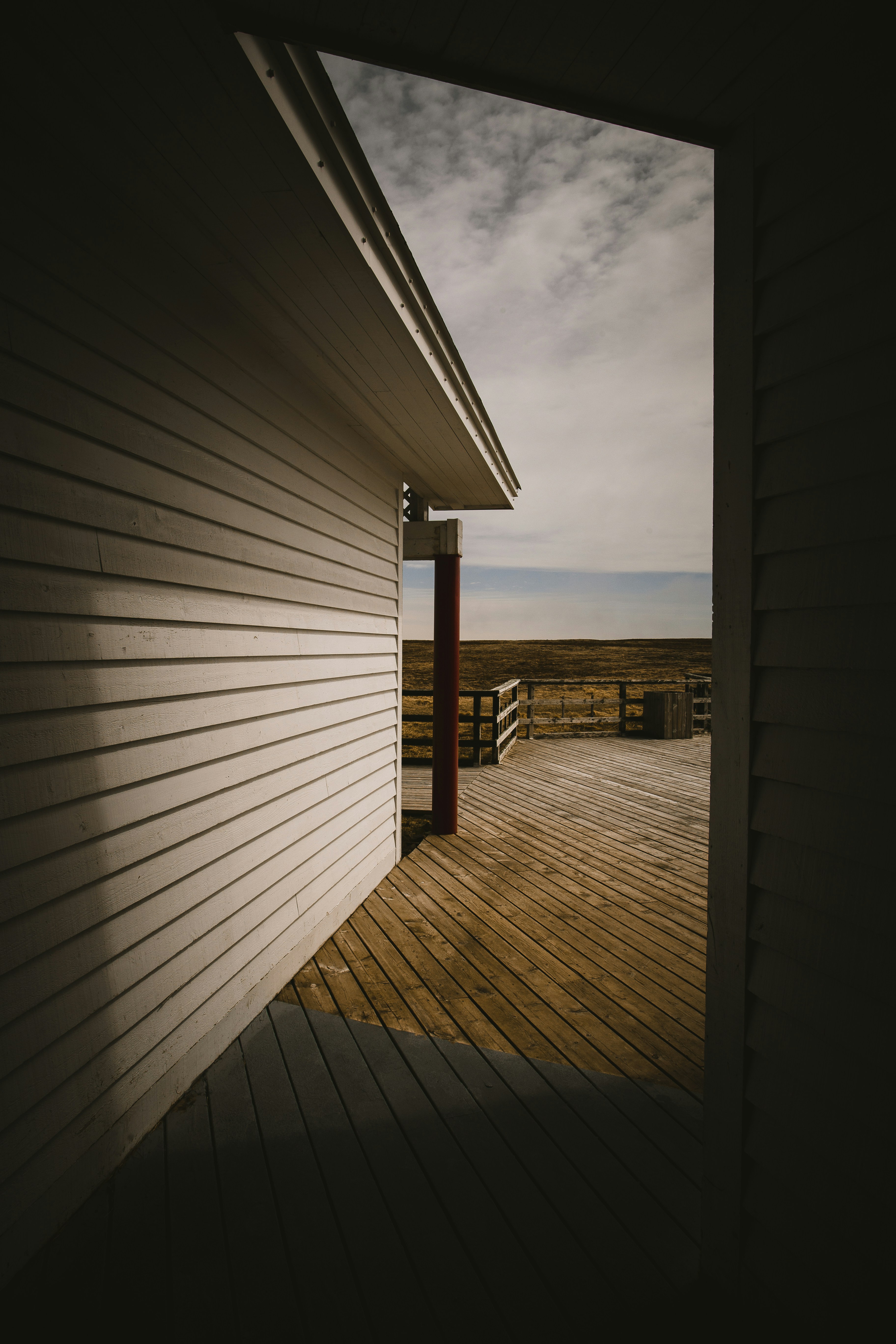 Muelle de madera marrón en el mar durante el día