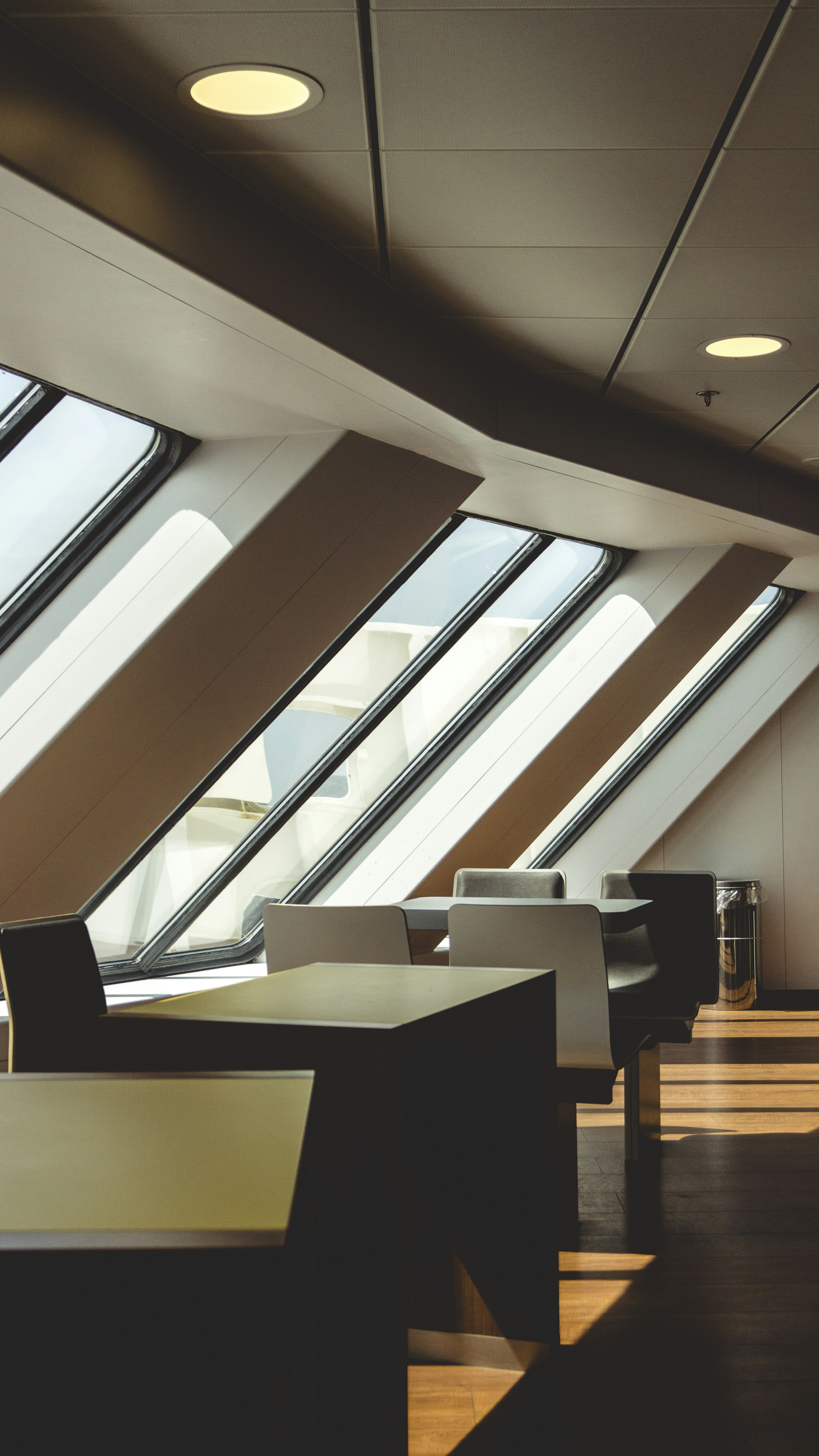 Mesa y sillas de madera marrón