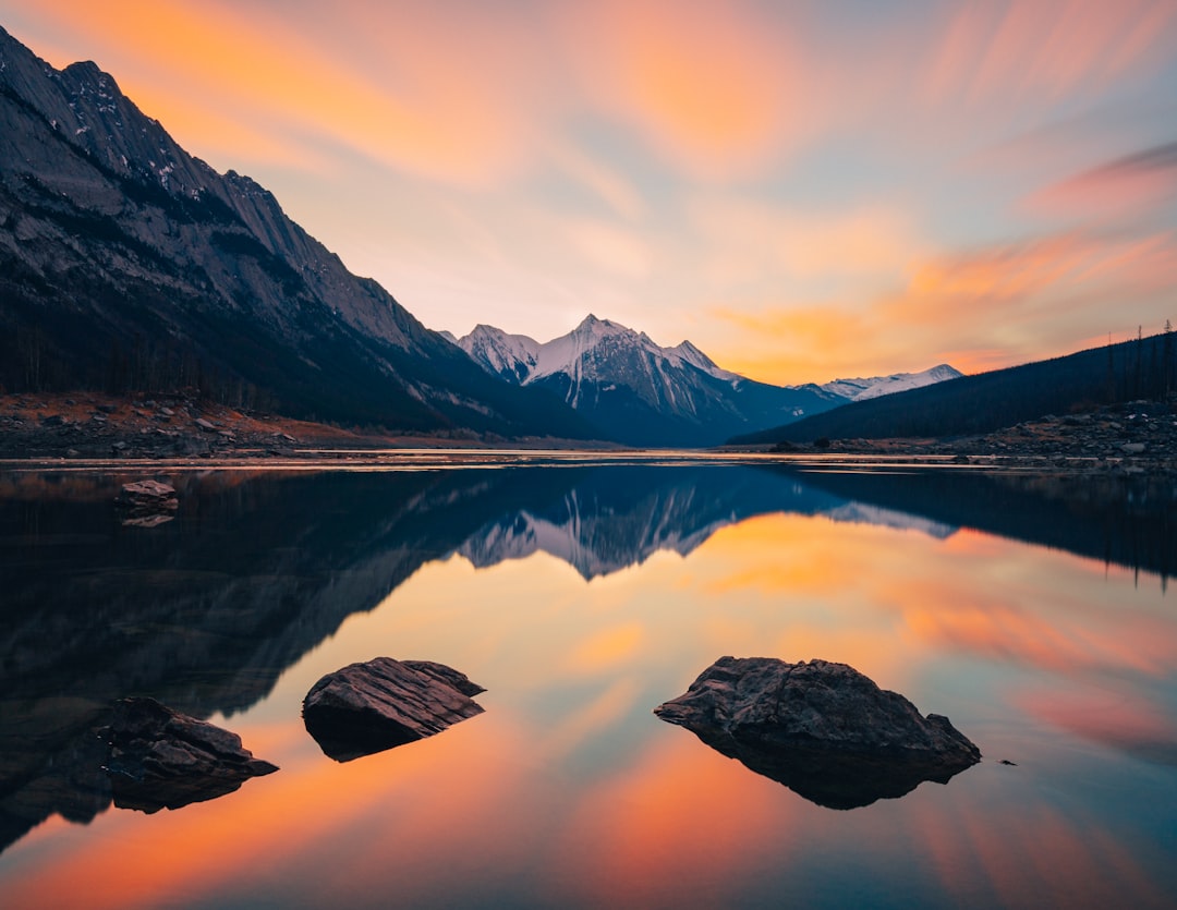 travelers stories about Mountain in Medicine Lake, Canada