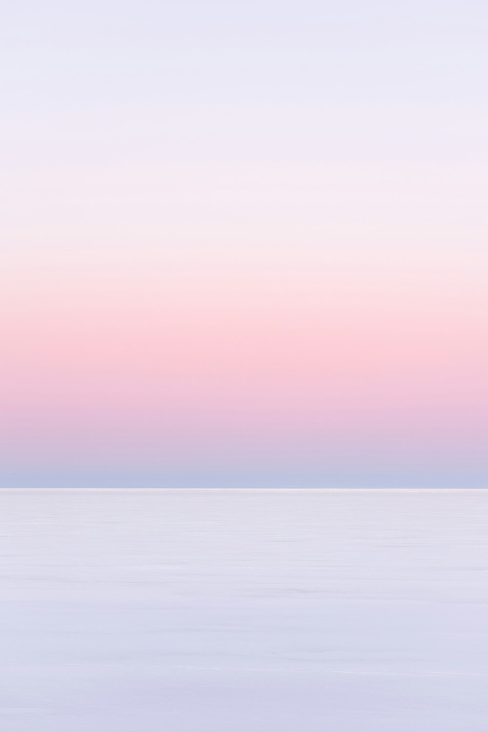 ciel blanc et rose sur la mer