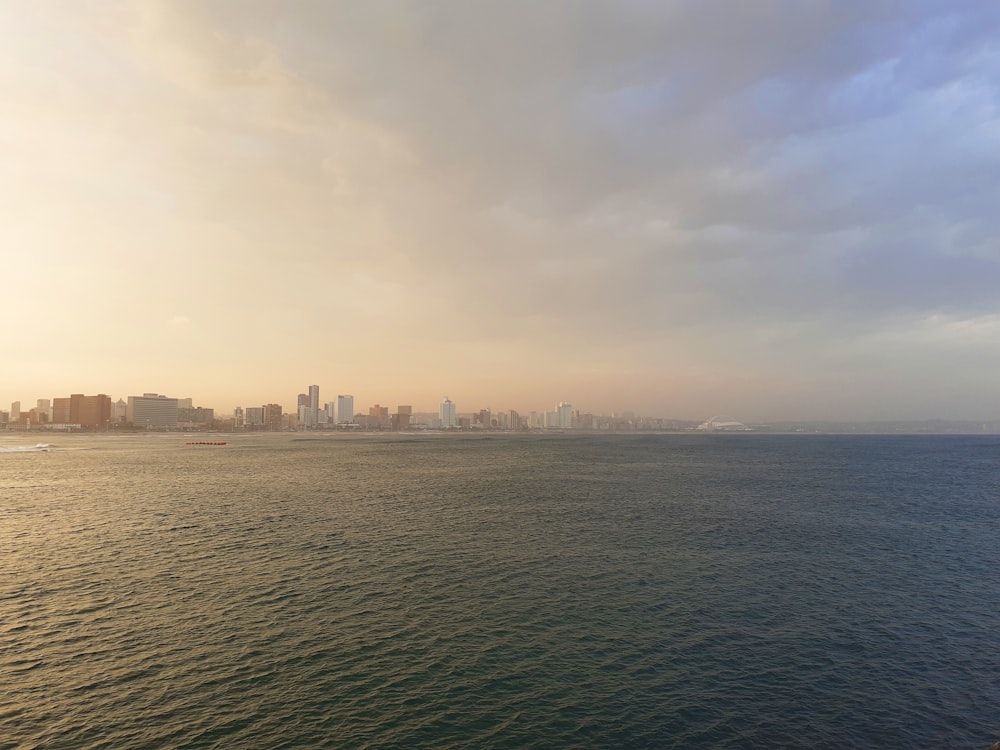 Horizonte de la ciudad bajo el cielo blanco durante el día