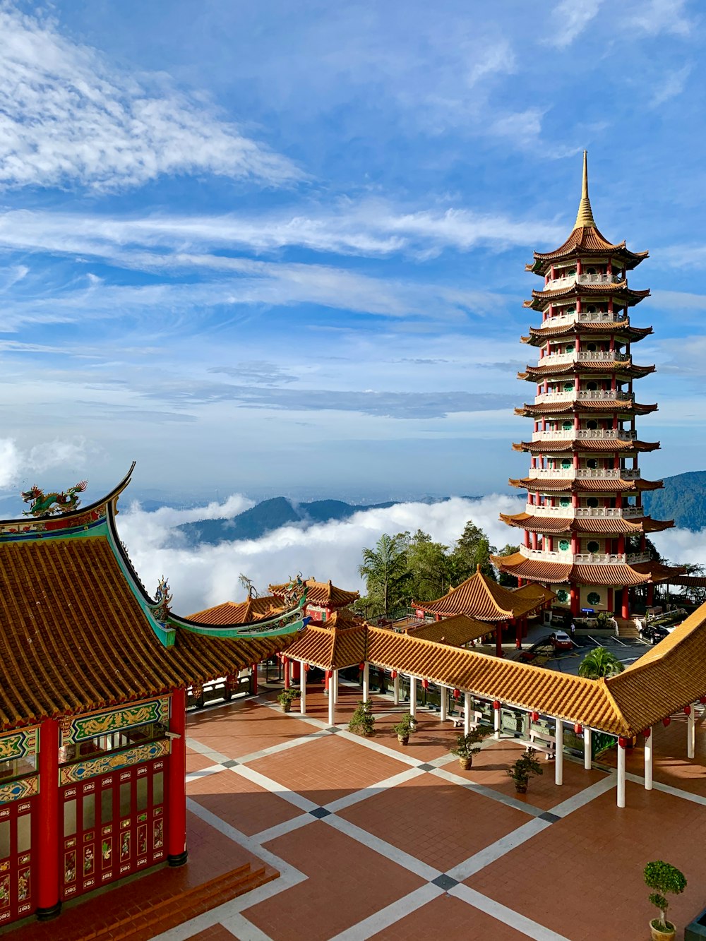 Tempio della pagoda marrone e verde sotto il cielo blu durante il giorno