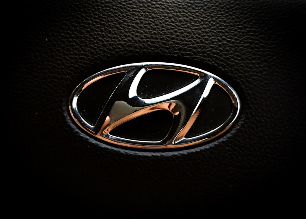 Logo Mercedes Benz nero e argento