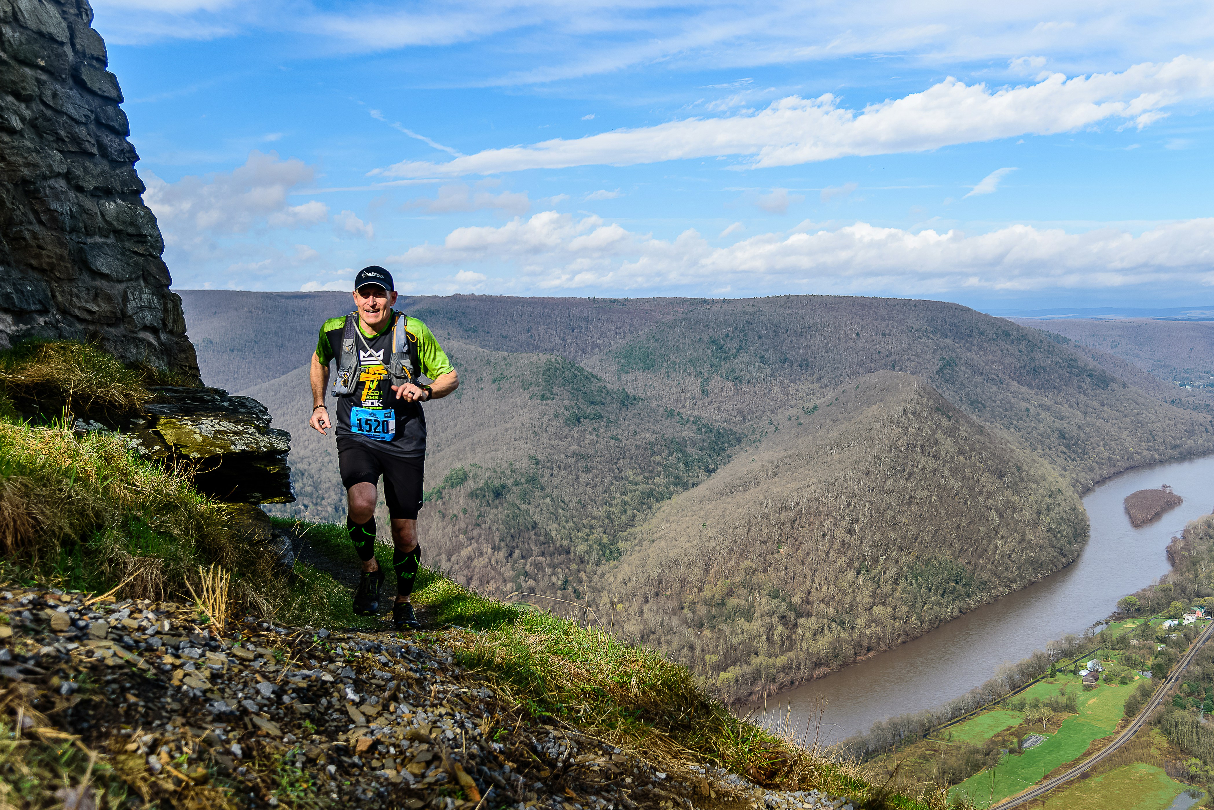 낮 동안 푸른 잔디밭에 서 있는 검은 티셔츠를 입은 여자