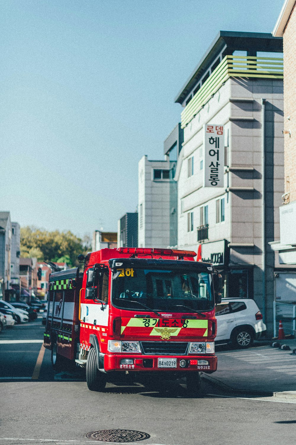 낮 동안 도로에서 빨간색과 흰색 버스