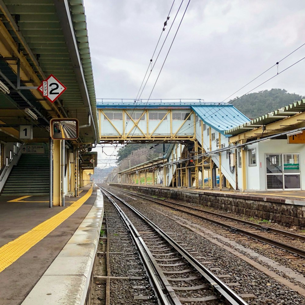 Estación de tren bajo el cielo azul durante el día