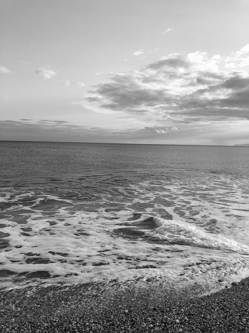 foto em tons de cinza das ondas do oceano