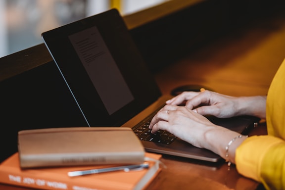 Personne envoyant une demande à l'aide son computer