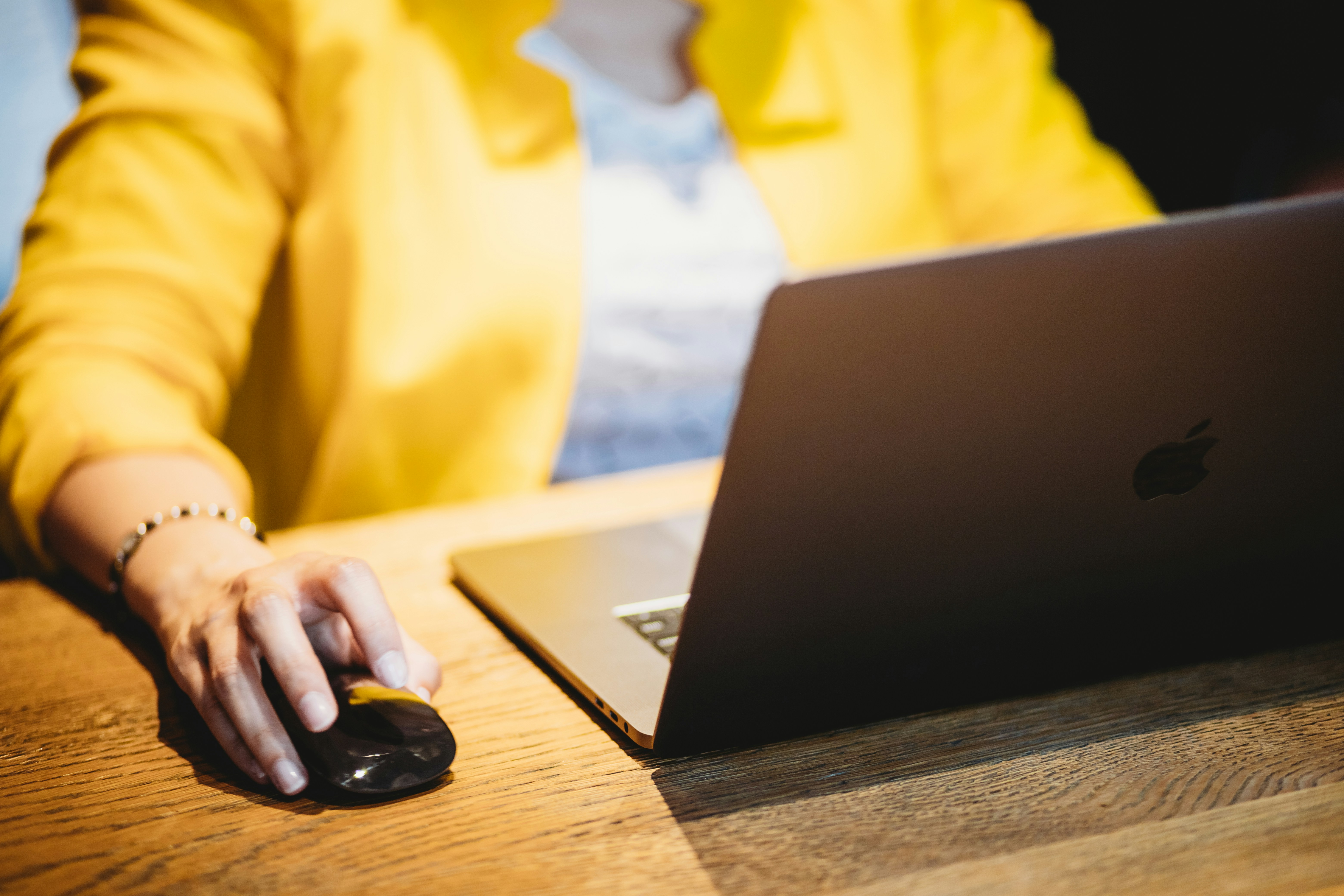 SEO consultant in a yellow jacket working on a computer.