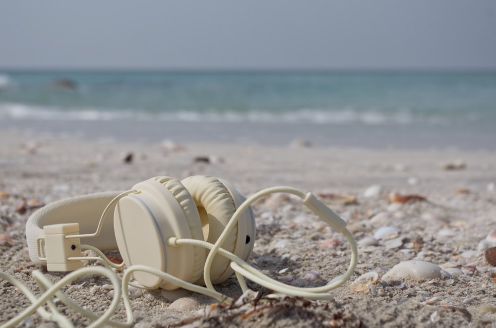 Weißer Plastikeimer am weißen Sandstrand tagsüber