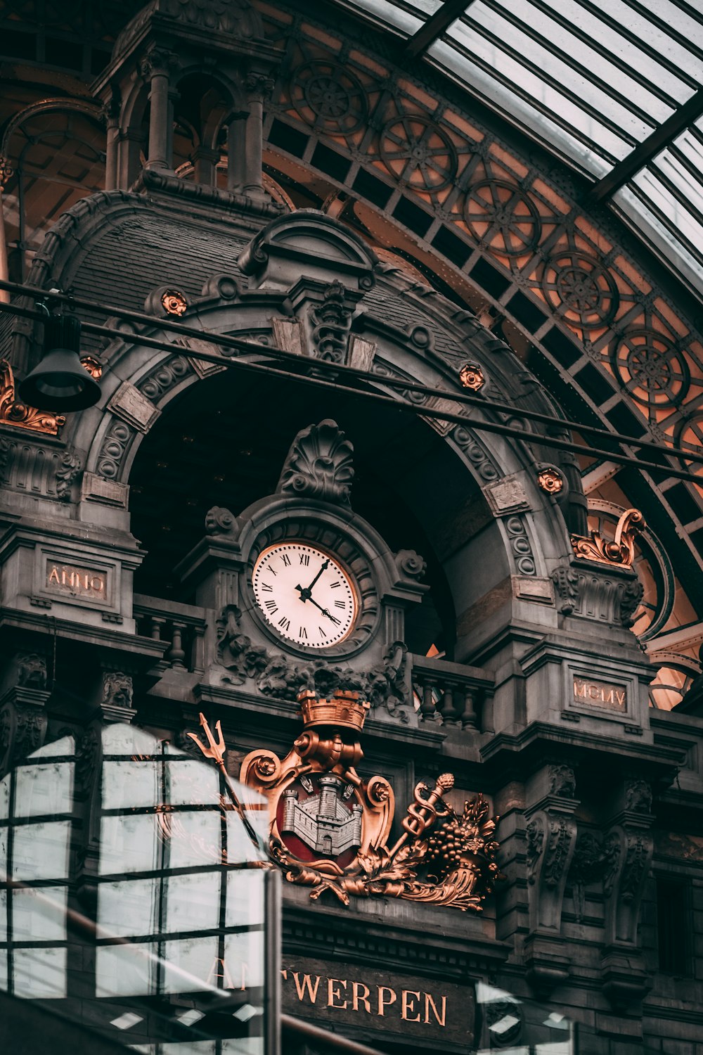 black and white analog clock at 10 00