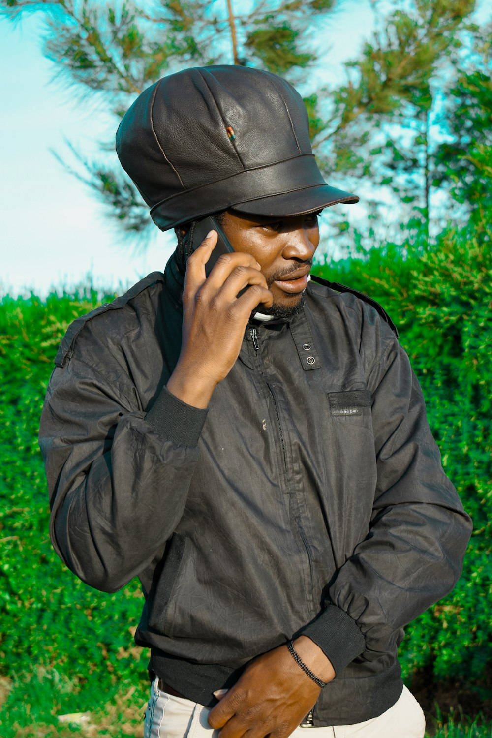 Foto de hombre con chaqueta de cuero negro con sombrero negro – Imagen  gratuita Vestir en Unsplash