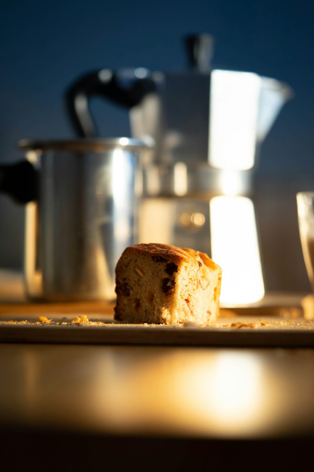 Schwarzbrot auf braunem Holzschneidebrett