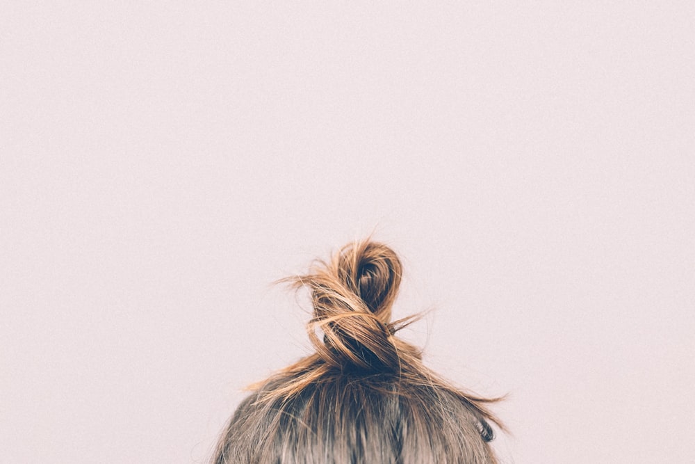 capelli castani e neri su sfondo bianco