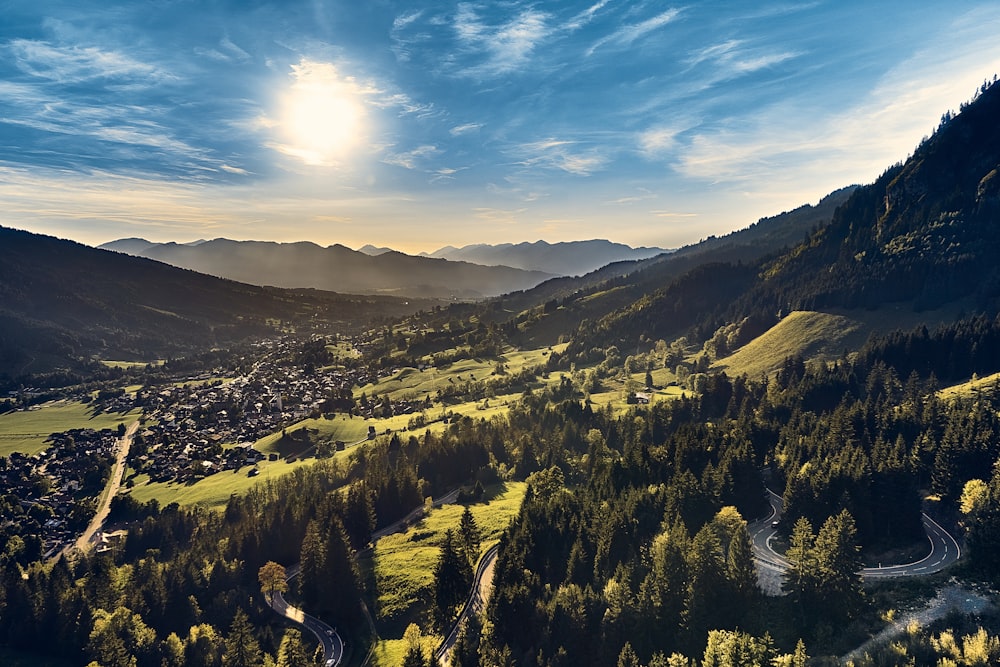 alberi verdi sulla montagna sotto il cielo blu durante il giorno