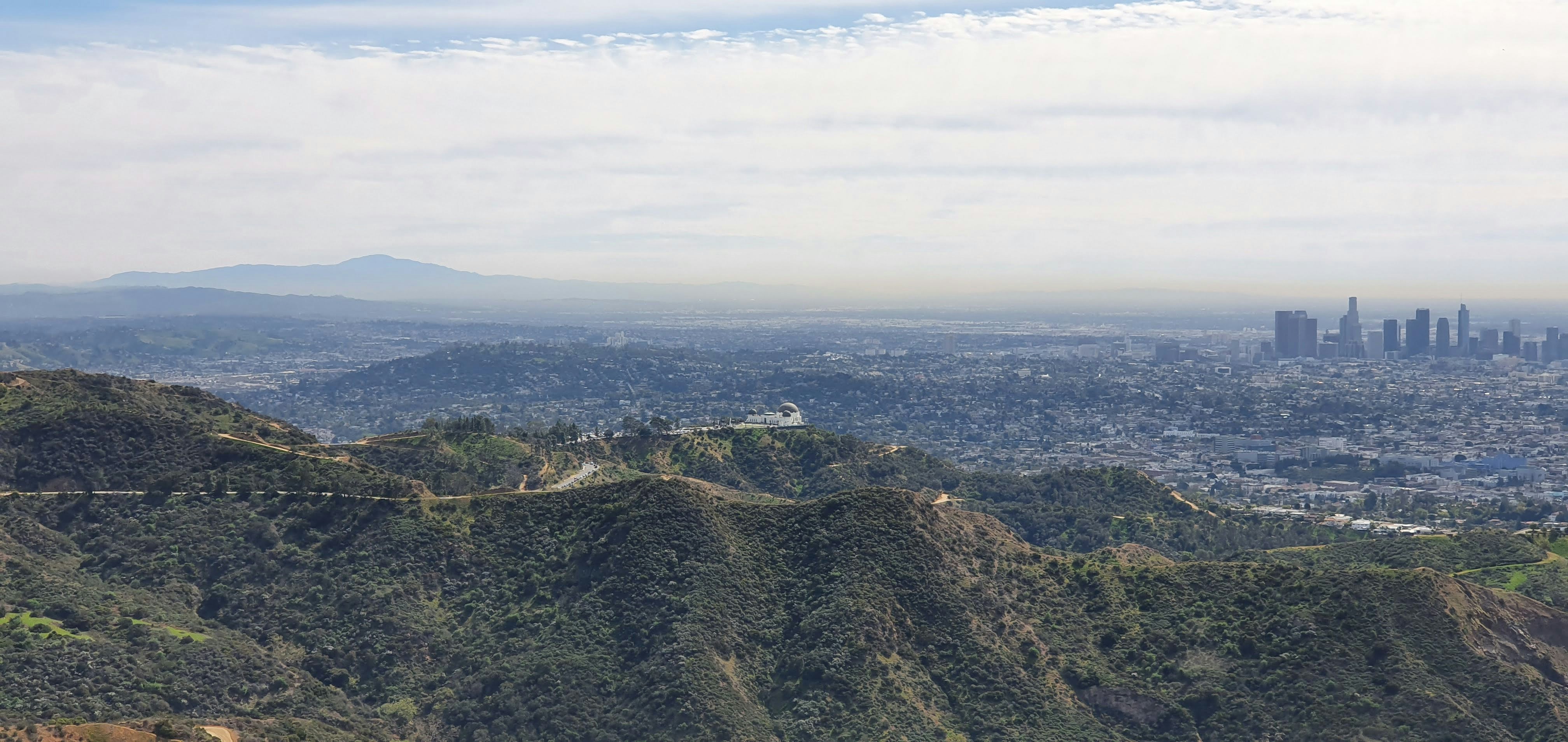 montagna verde sotto nuvole bianche durante il giorno