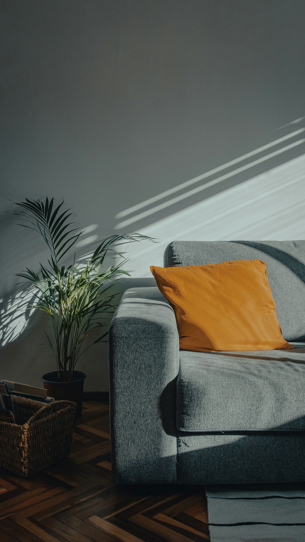 cuscino arancione sul divano grigio