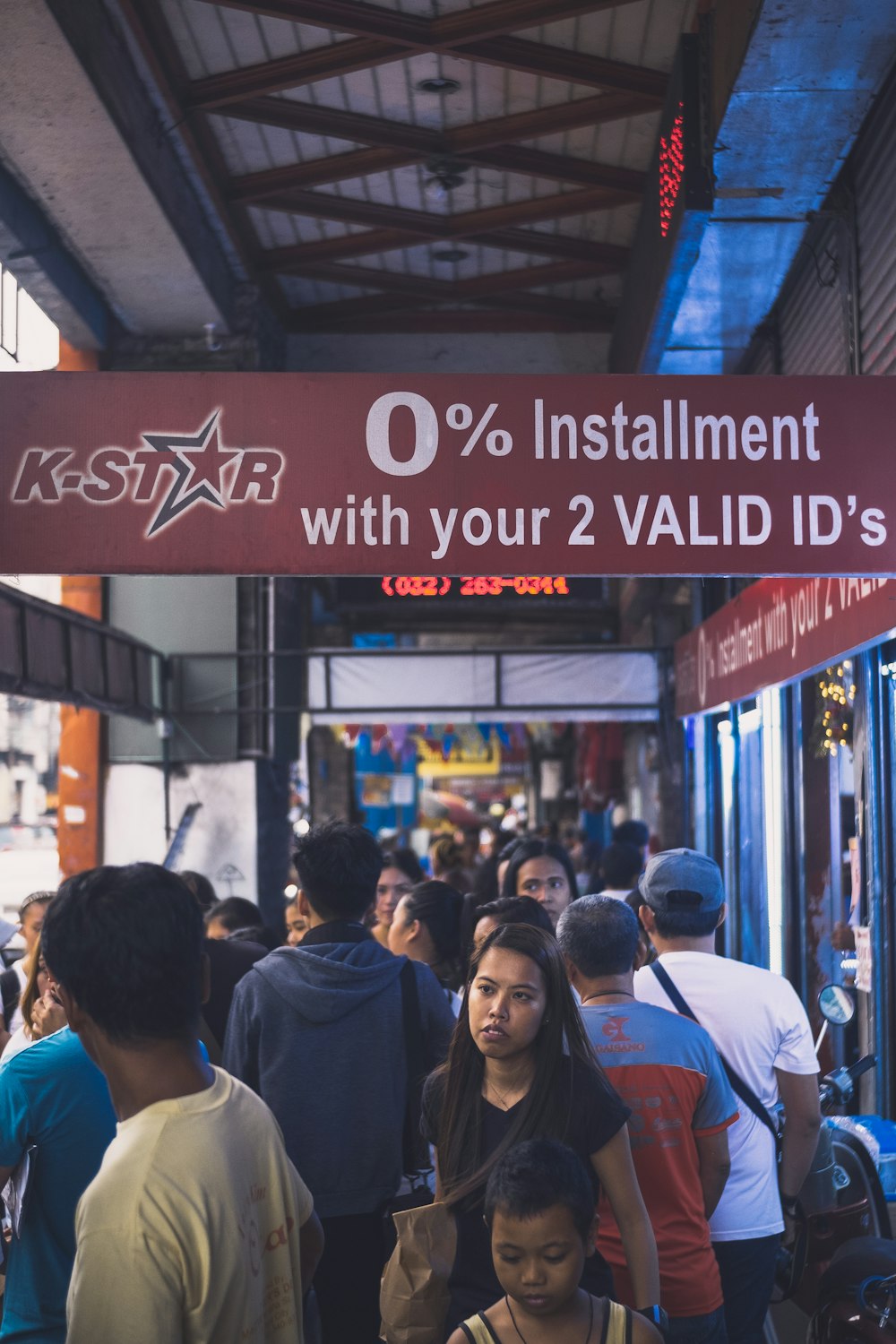 Personas que caminan por la calle durante el día