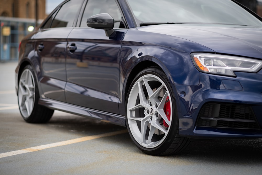 BMW M 3 bleue sur route