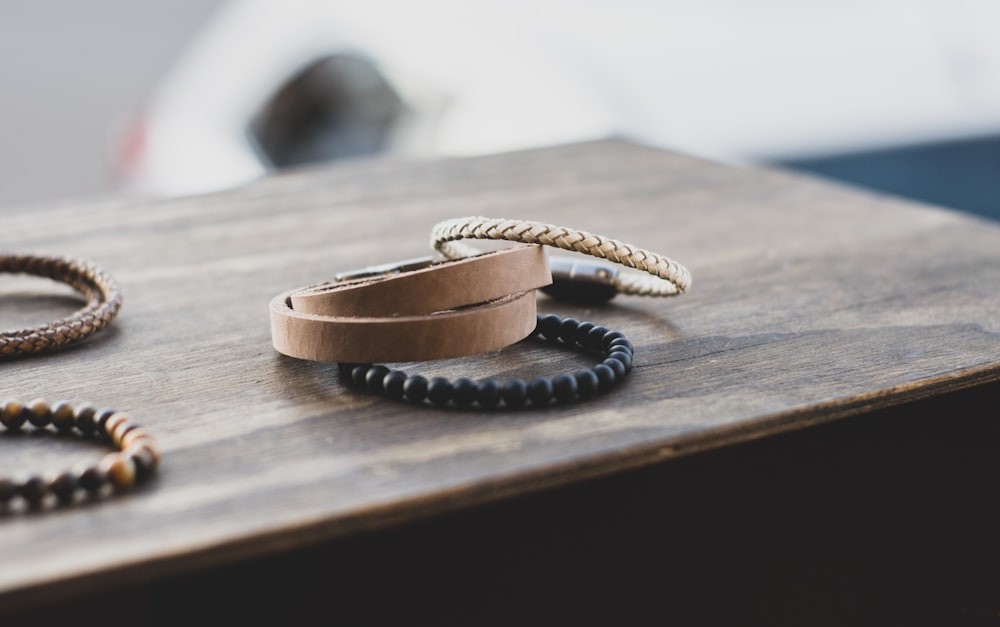 Pulsera de oro sobre mesa de madera marrón