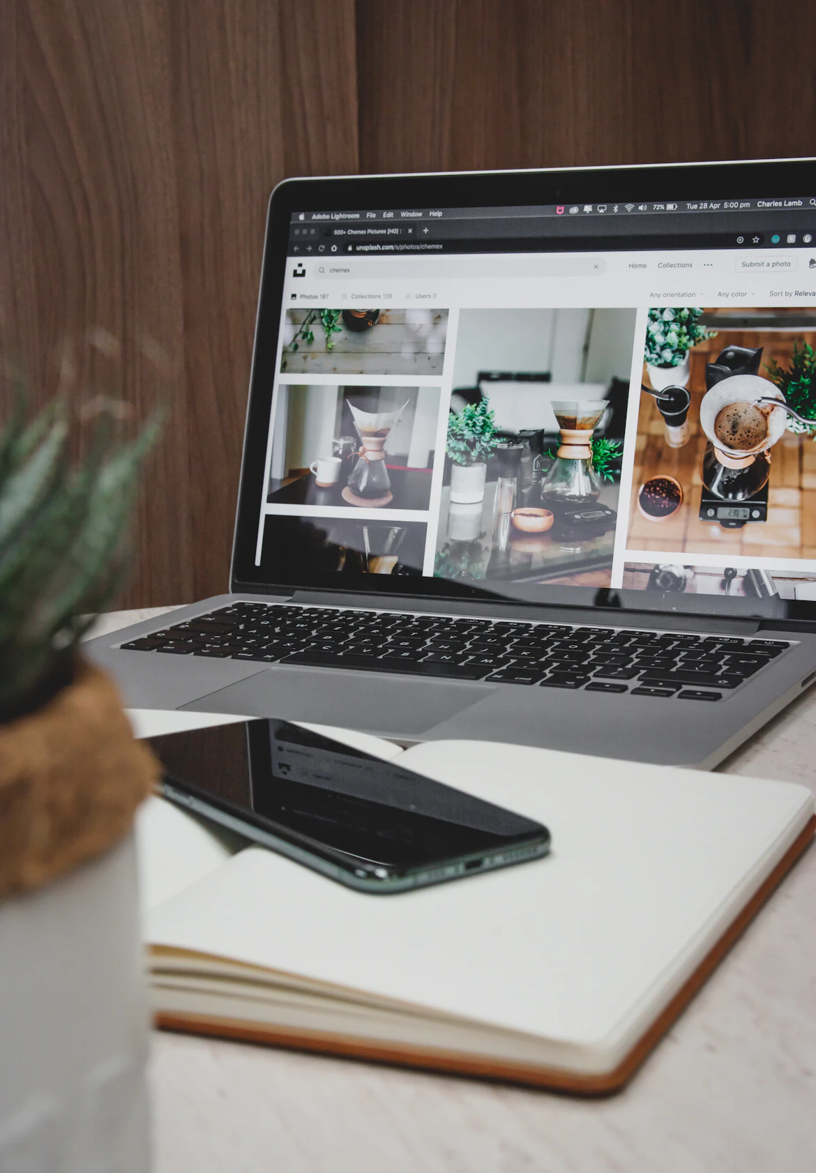 Notebook ao lado de um iPhone sobre a mesa, representando o teste em dispositivos reais