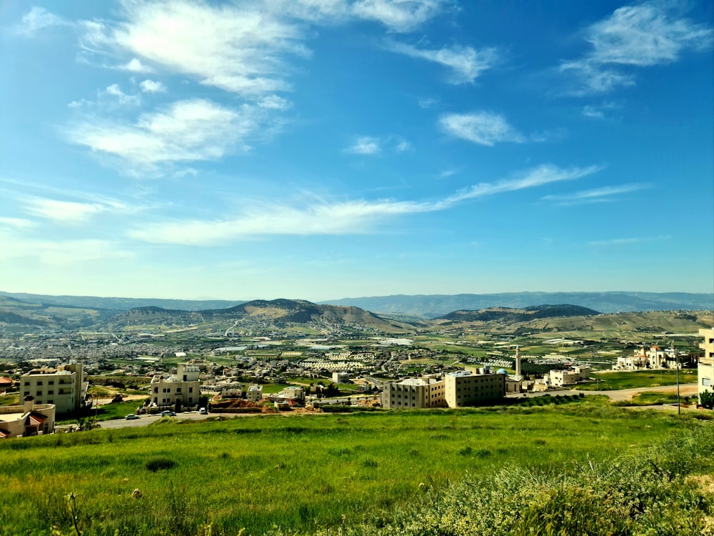 campo de grama verde sob o céu azul durante o dia