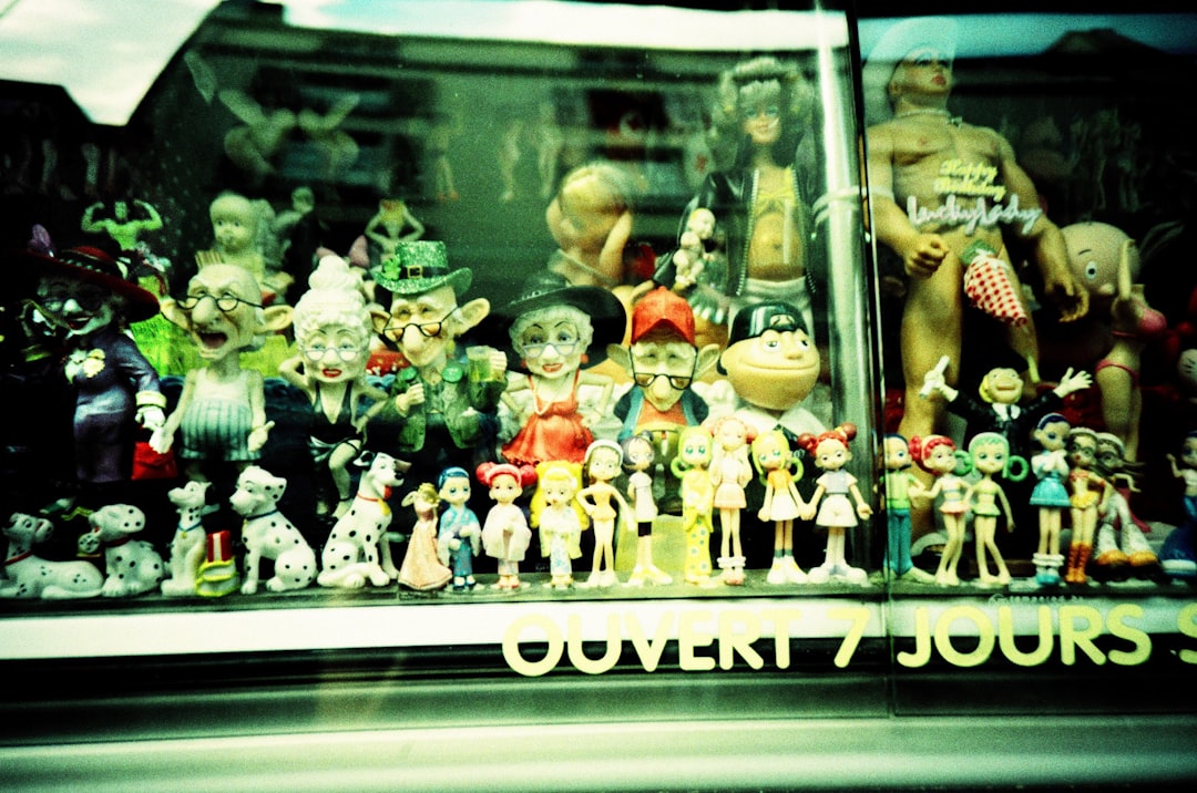 Toys & dolls in a window
Open 7 days out of 7
Ouvert 7 jours sur 7