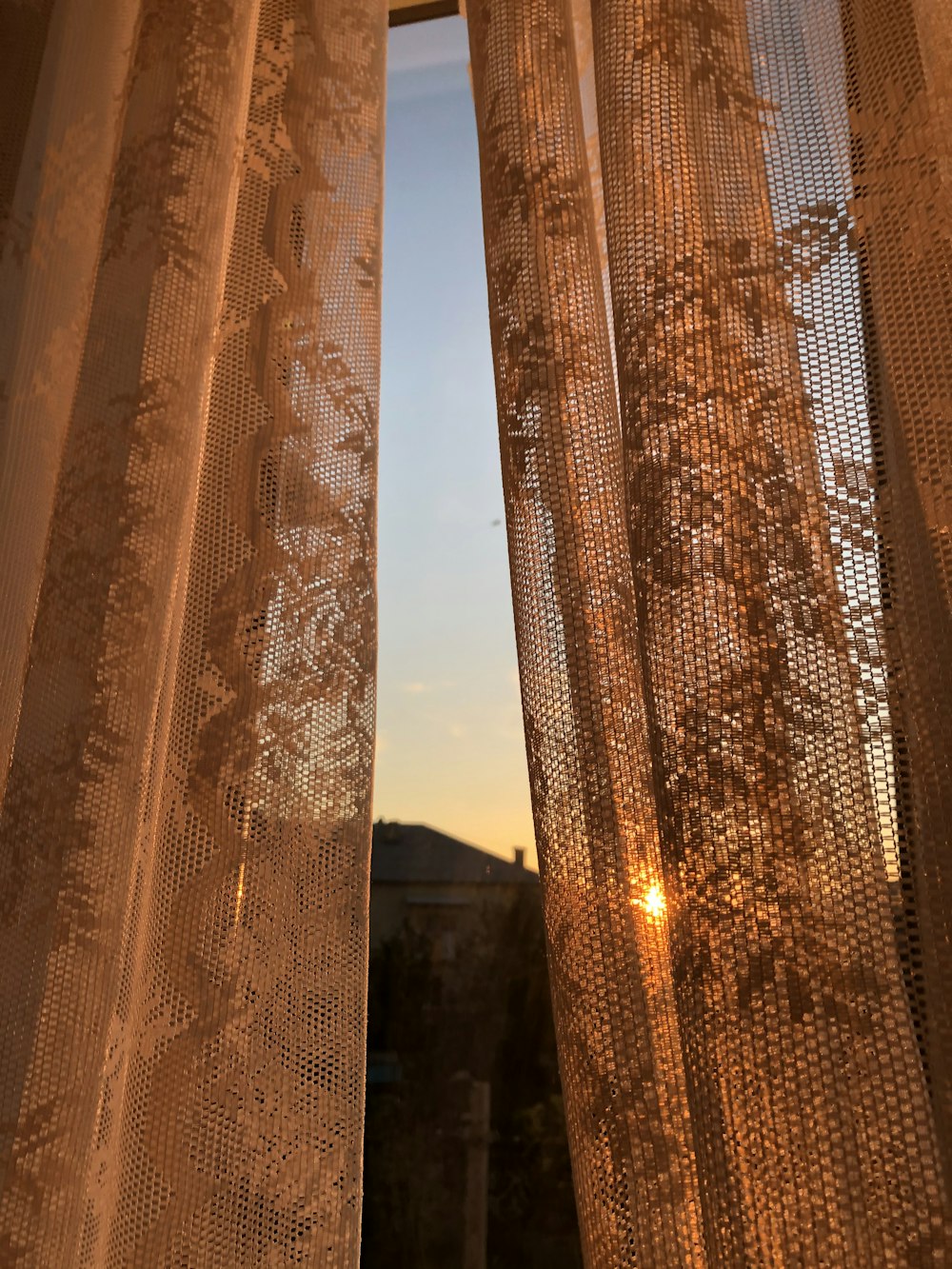 cortina floral marrom durante o pôr do sol