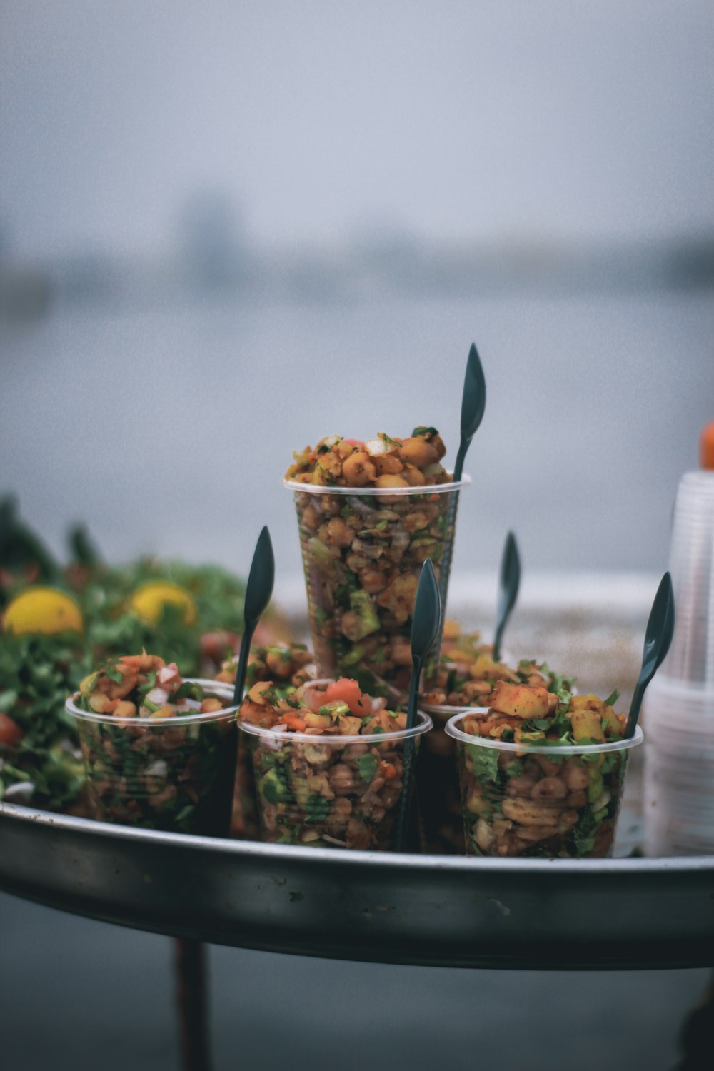 Ensalada de verduras en bol de cerámica negra