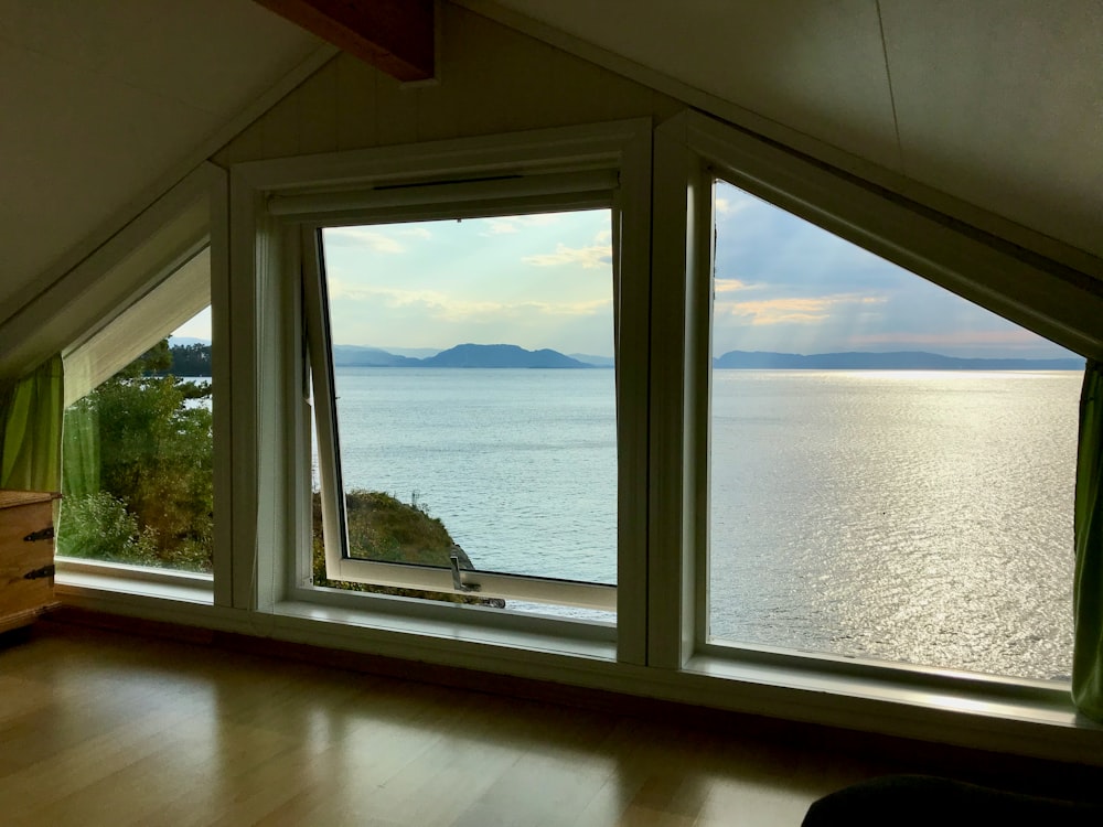 Fenêtre en verre encadrée en bois blanc