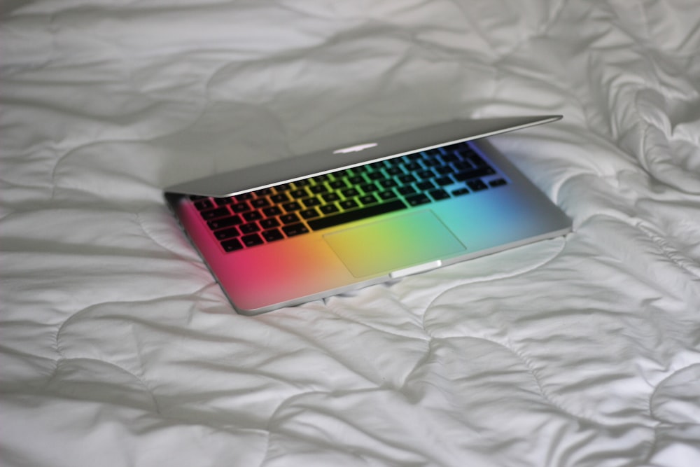 白い布地にMacBook Pro