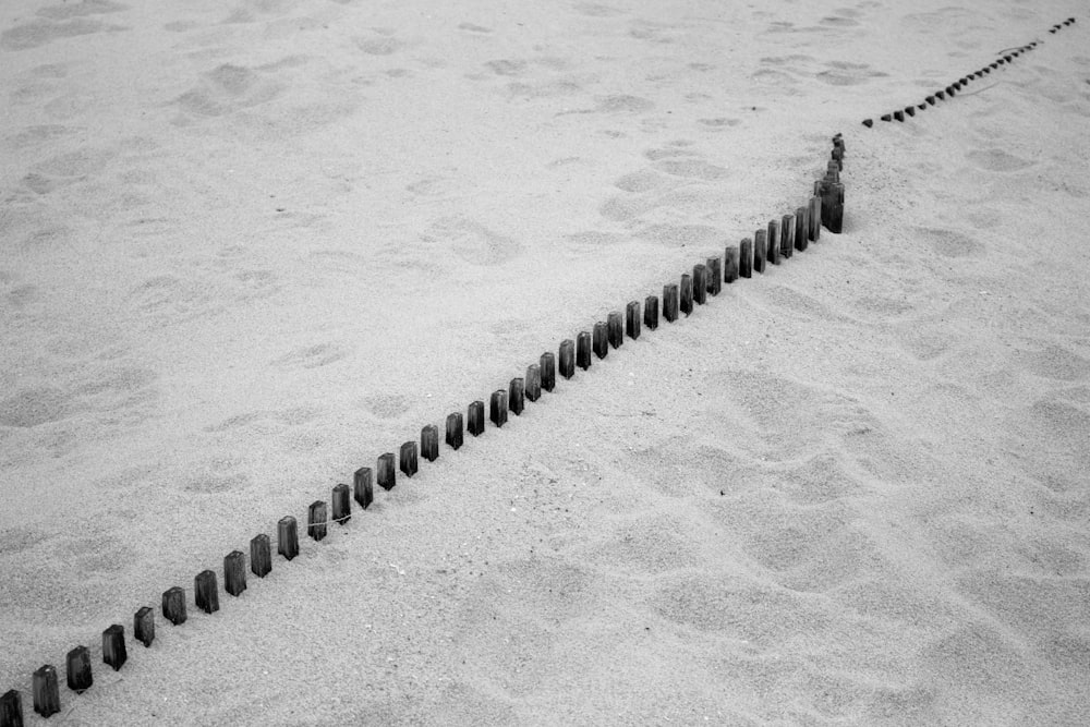 corde noire et blanche sur sable gris