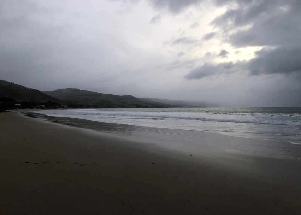 sea waves crashing on shore during daytime