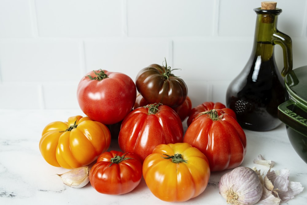 calabazas naranjas y blancas sobre textil floral blanco y morado