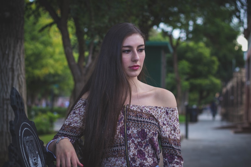 Madura sensual en vestido floral