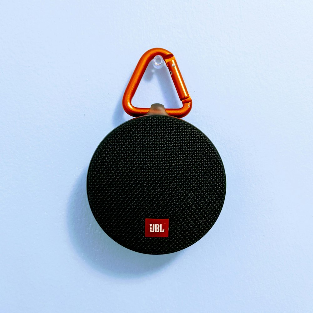 Altavoz portátil JBL negro y naranja