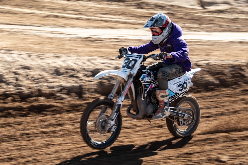 Foto Homem em branco e terno de corrida azul que monta motocross azul moto  de terra – Imagem de Roda grátis no Unsplash