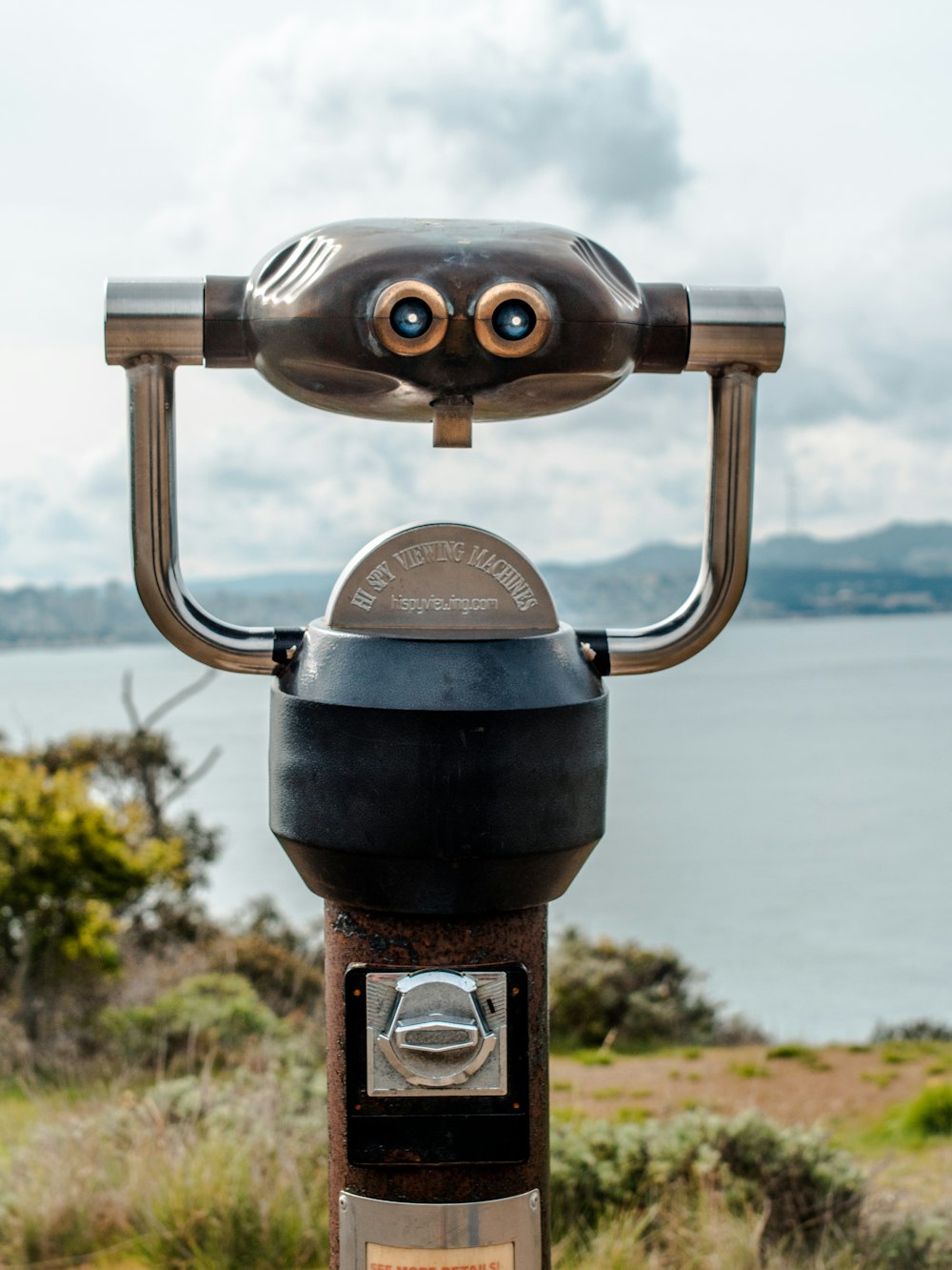 black and gray coin operated binoculars