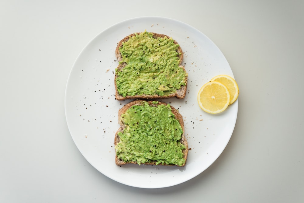 Légume vert et brun sur plaque en céramique blanche