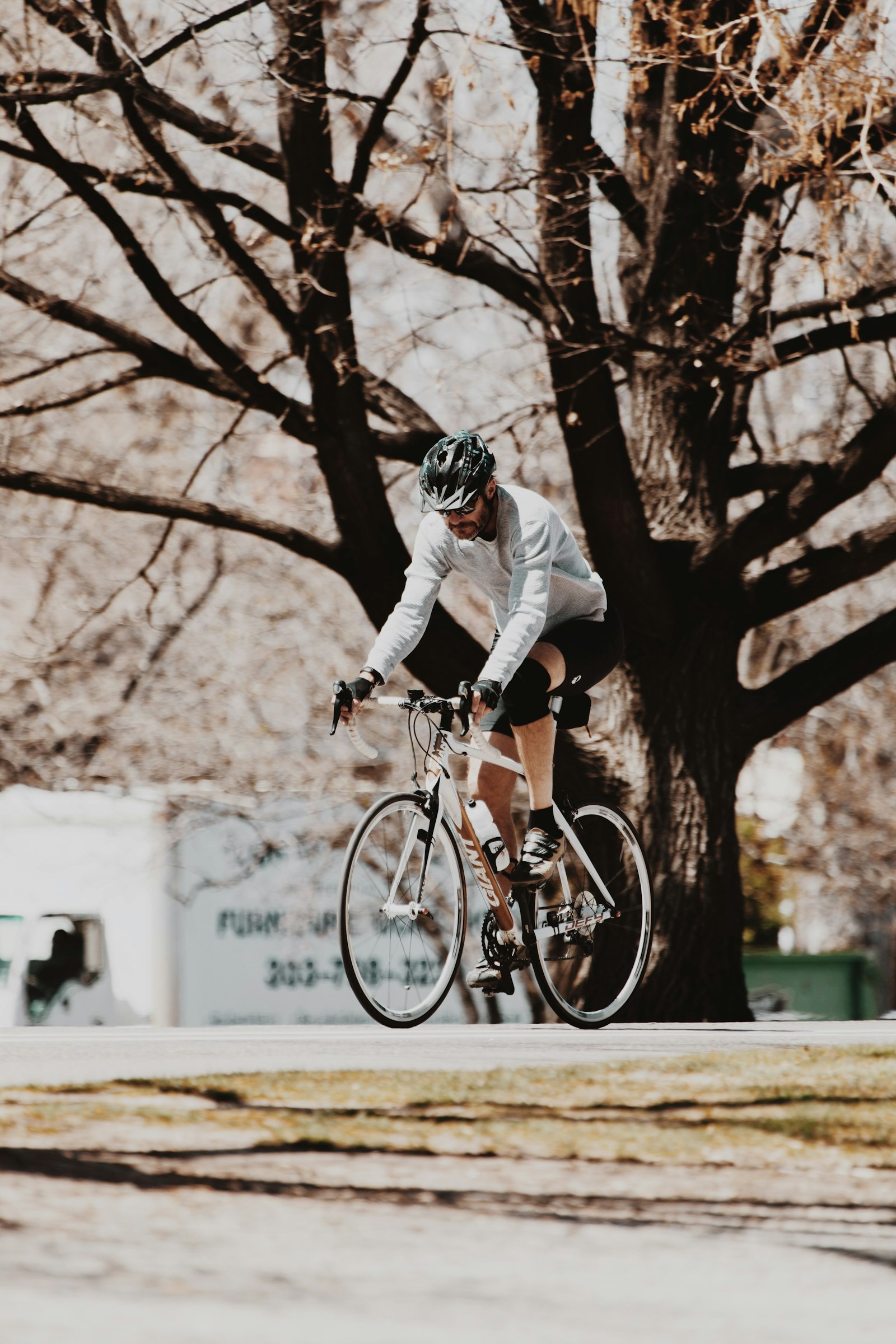 Canon EOS 5D Mark IV + Canon EF 100-400mm F4.5-5.6L IS USM sample photo. Man in white and photography