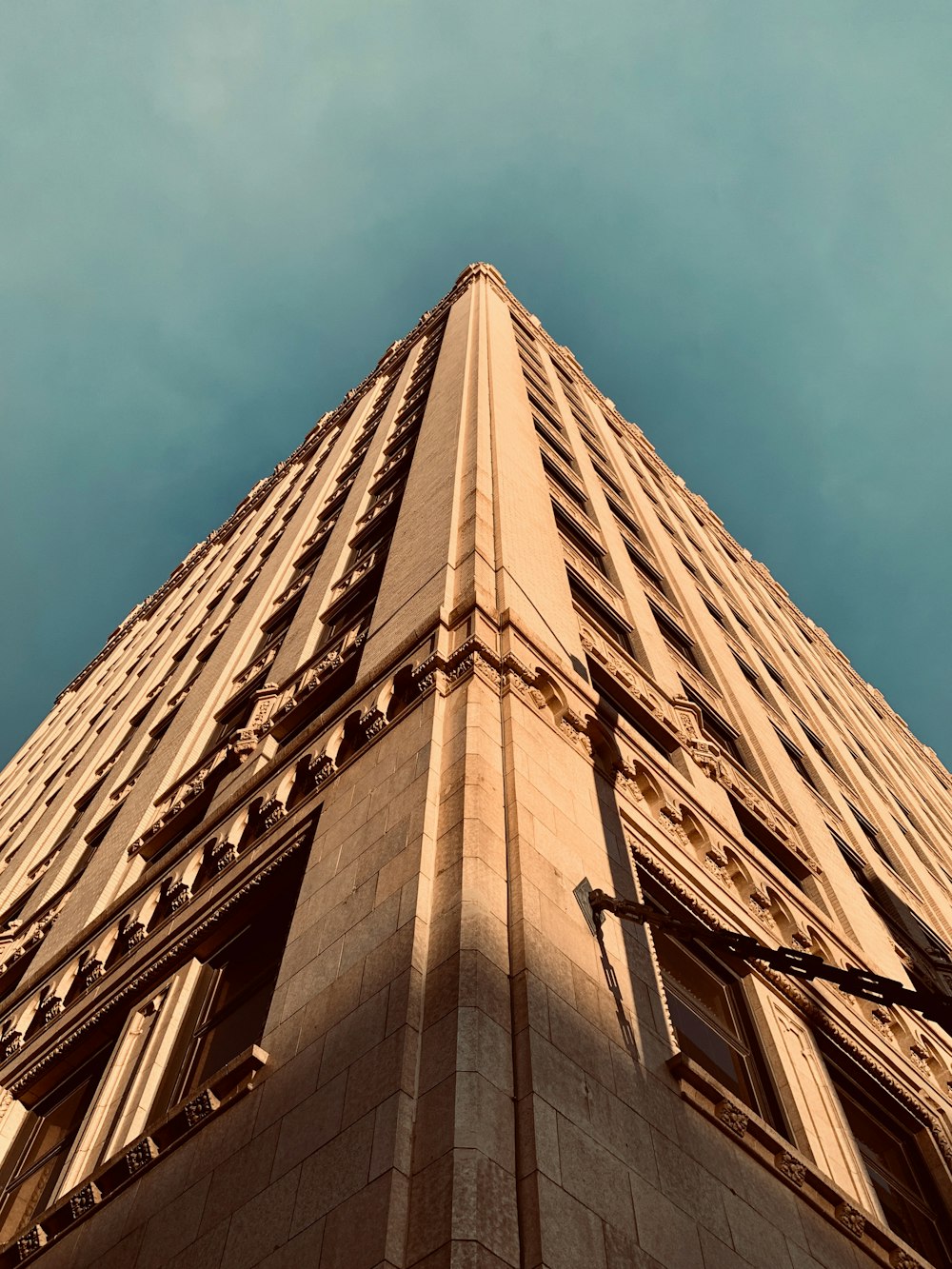 edificio in cemento marrone sotto il cielo blu durante il giorno