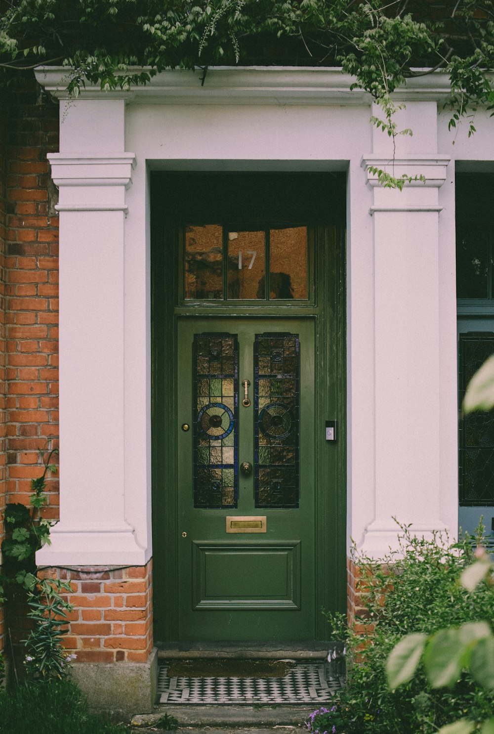 ガラス付き緑色の木製ドア