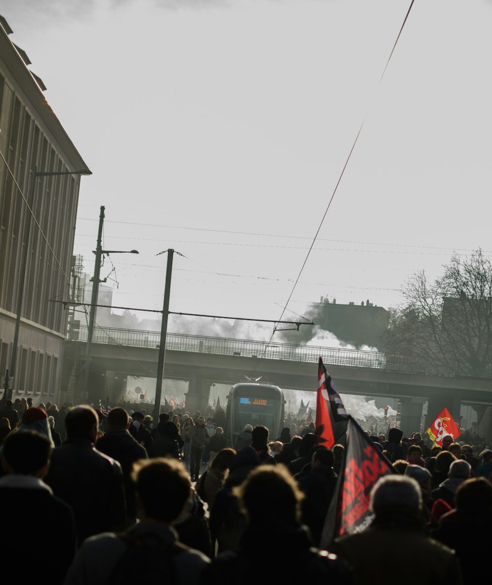 Menschen, die tagsüber auf der Straße spazieren gehen