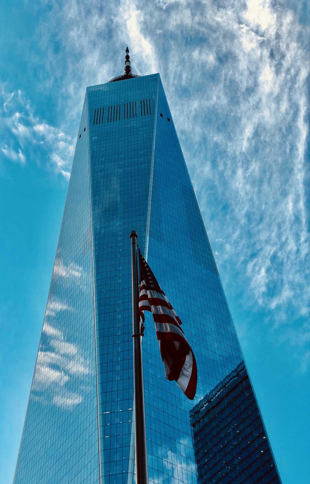 drapeau rayé bleu et blanc sous le ciel bleu pendant la journée